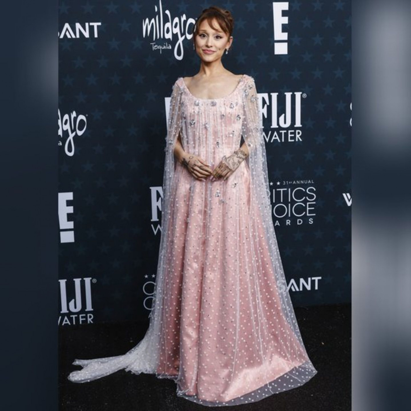 Ariana Grande begeistert in rosa Glinda-Kleid