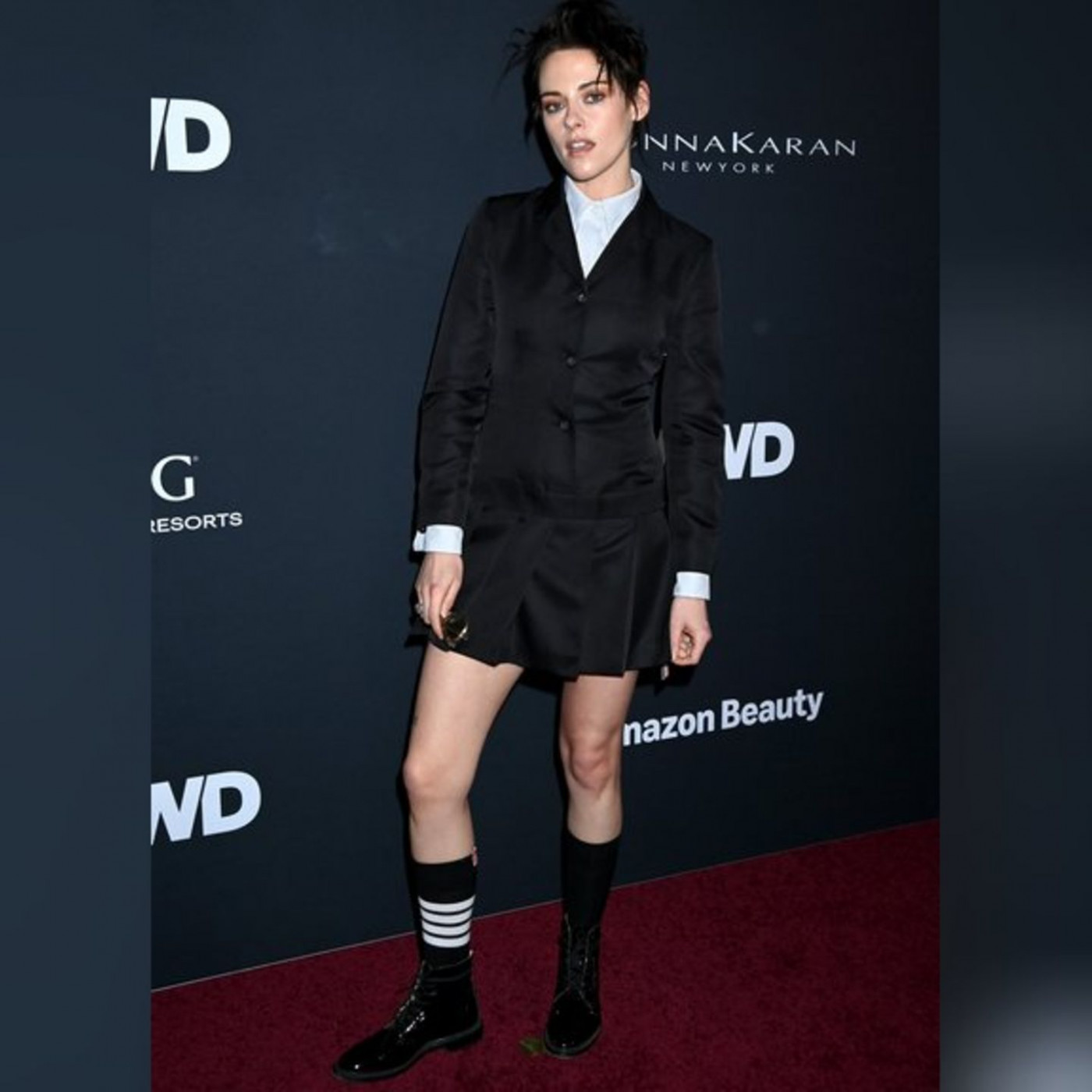 Auftritt in punkigem Schwarz-Wei&szlig;-Look