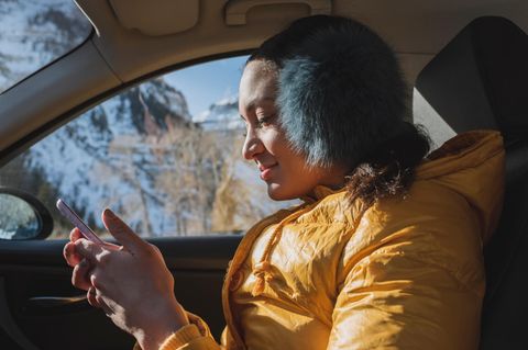 ADAC warnt: Darum sollten Sie Ihre Winterjacke niemals im Auto tragen