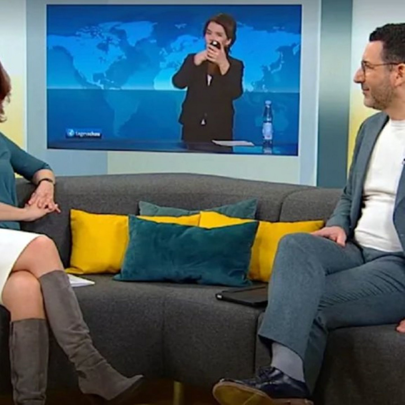 Susanne Daubner schminkt sich in Live-Sendung