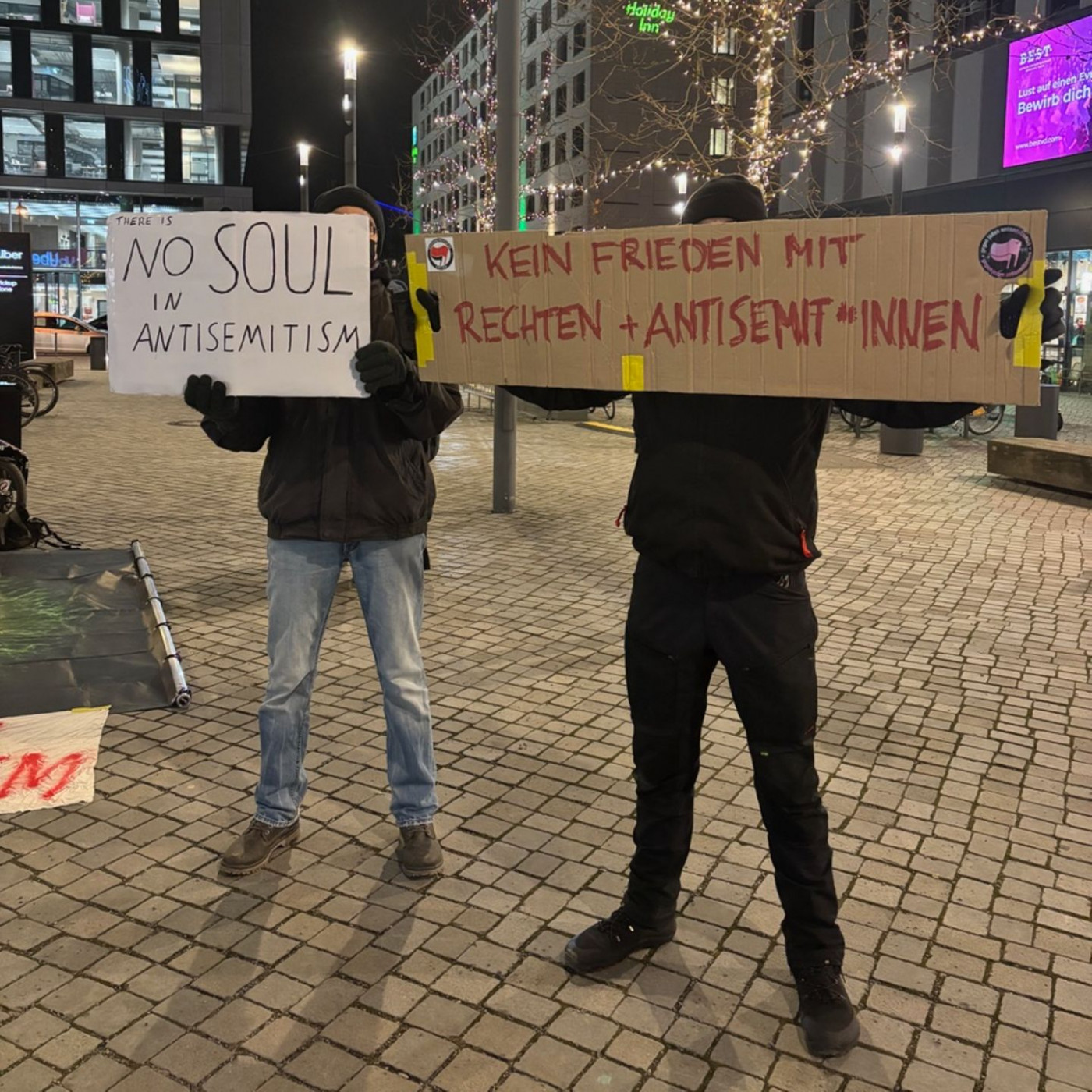 Proteste gegen Xavier Naidoo: "Ihr rennt hier hin, als w&auml;re nichts gewesen"