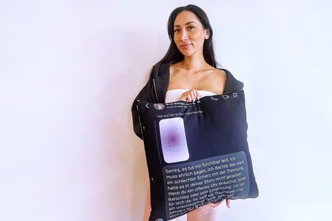 Samira packt Beweis-Kissen gegen Eva ein