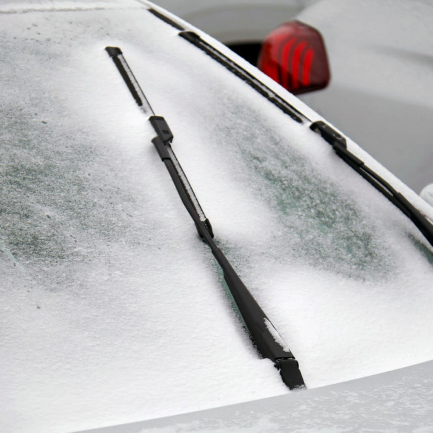 Autofahren im Winter: Experten warnen vor Scheibenwischer-Trick