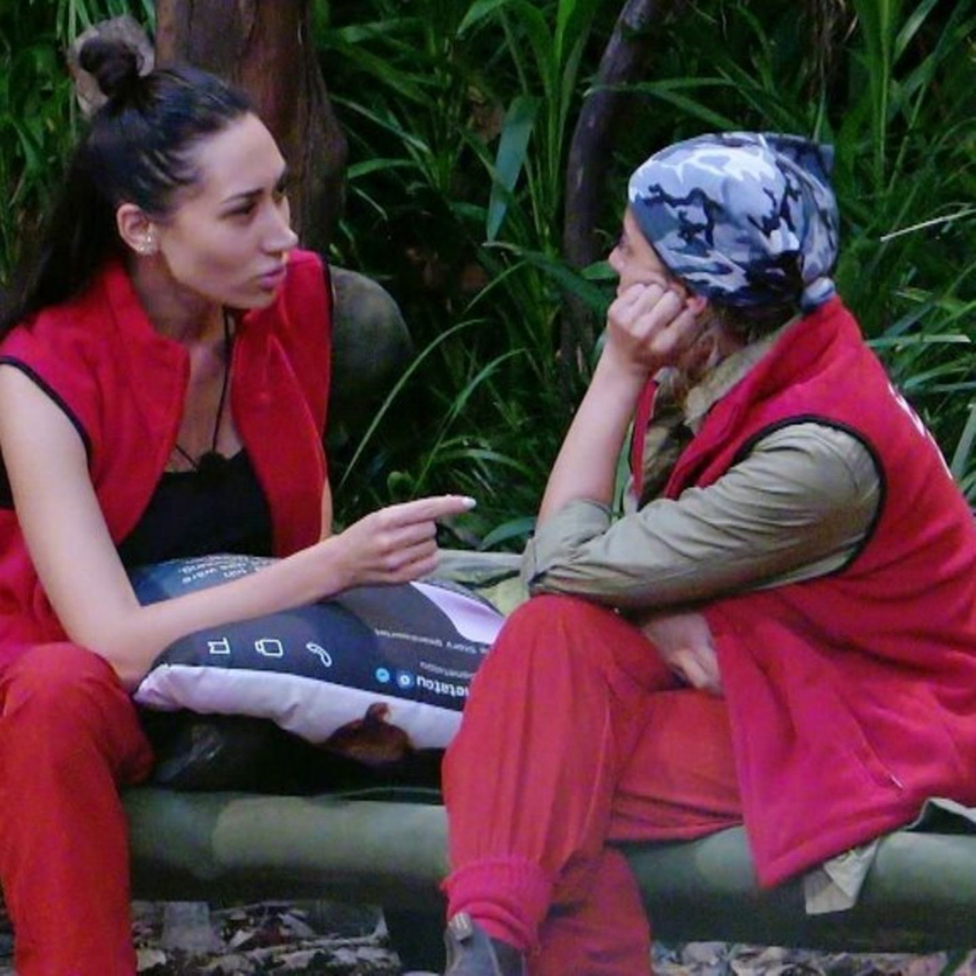 Samira l&auml;sst die Kissenbombe platzen