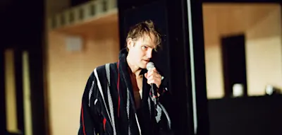 Und dann geht &bdquo;Tatort&ldquo;-Star Fabian Hinrichs ins Schlafzimmer, um einen Porno zu schauen