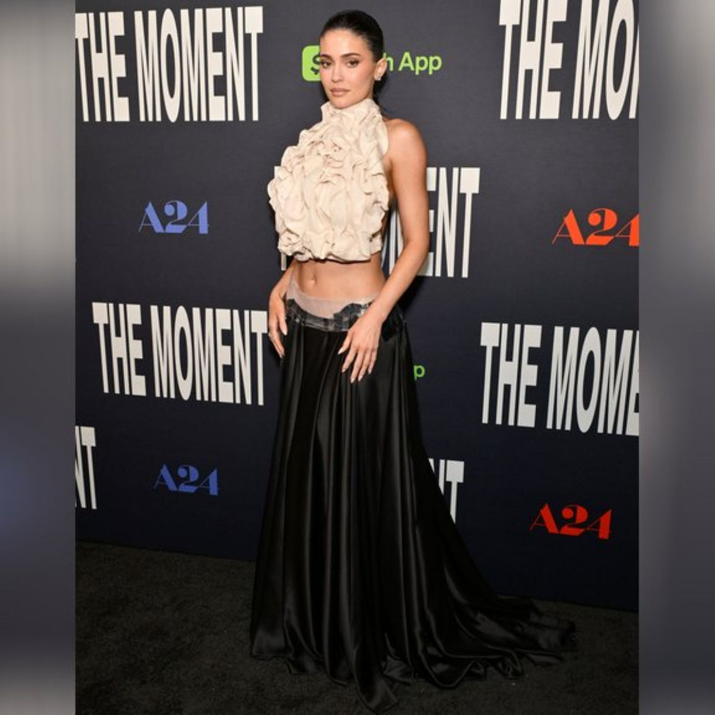 Sie pr&auml;sentiert ihren durchtrainierten Bauch