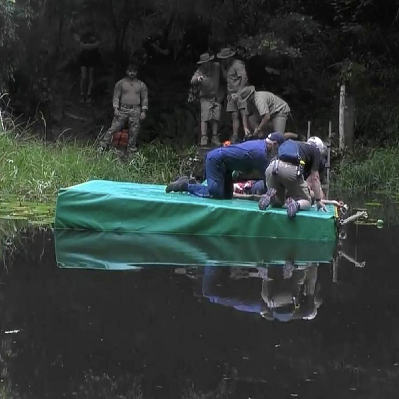 Sanit&auml;ter eilen zu Gil Ofarim &ndash; Abbruch nach Sturz bei Dschungelpr&uuml;fung