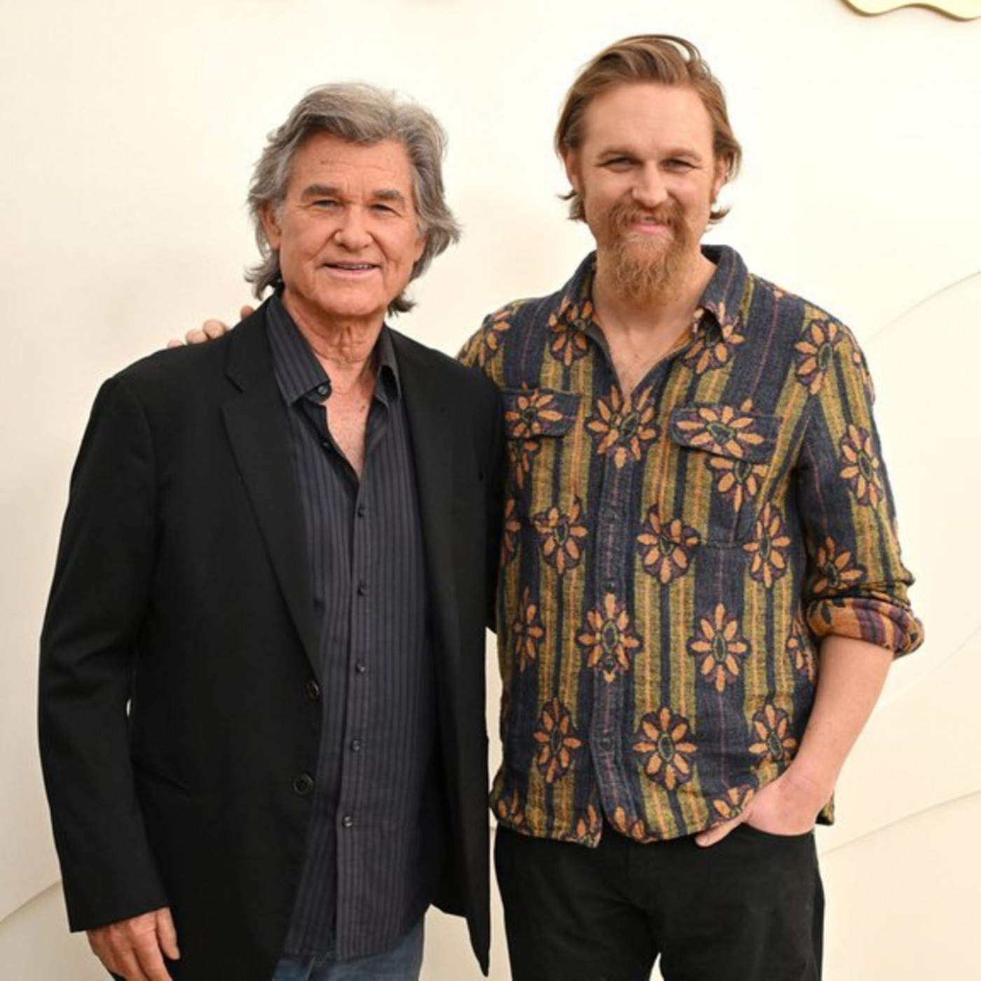 Vater und Sohn zusammen auf dem roten Teppich