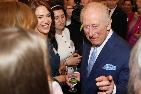 Charles feiert ausgelassen mit seinen G&auml;sten