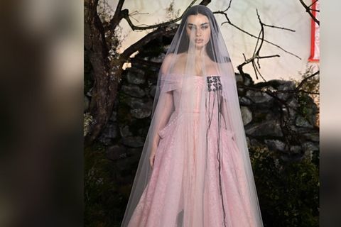 Musikerin &uuml;berrascht im rosa Brautkleid