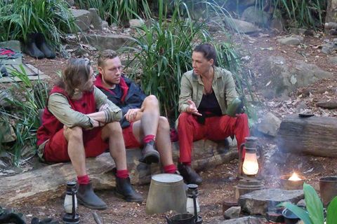 Wahrheitssuche am Lagerfeuer: Patrick und Simone grillen Gil