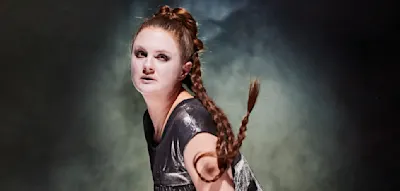 Von wegen Solidarit&auml;t und Sanftmut &ndash; eine Frau, die Fleisch frisst und Blut s&auml;uft