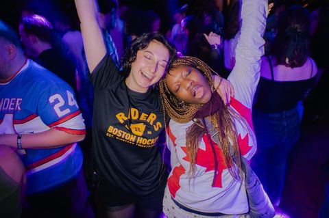 Bingen, posten, feiern: "Heated Rivalry" zieht vom Cottage in die Clubs