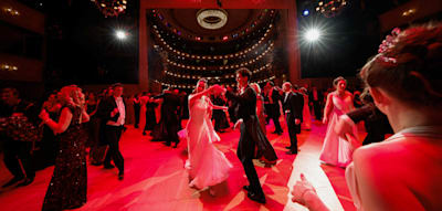 &bdquo;Schau, der Champagner kostet schon wieder drei Euro weniger als im letzten Jahr&ldquo;