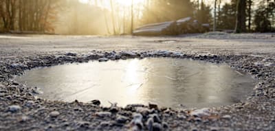 So kann man auch vor kaputten Stra&szlig;en kapitulieren