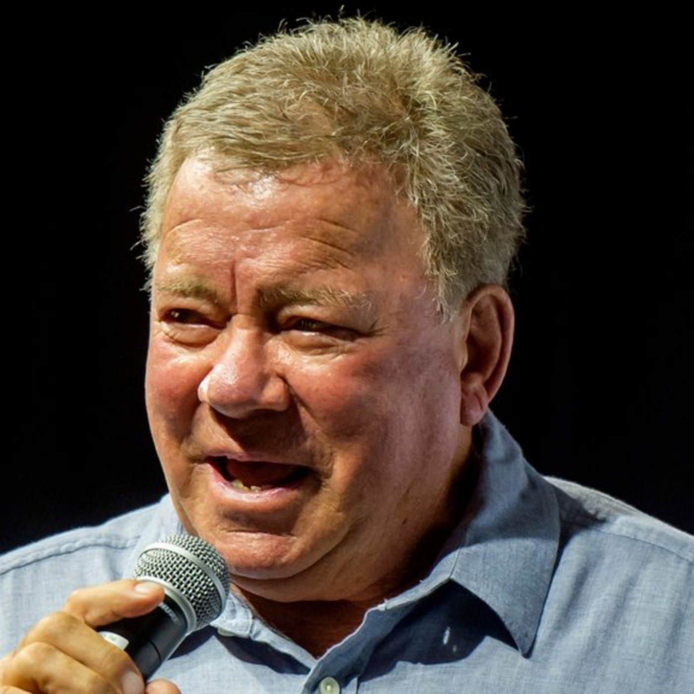 Er nimmt ein Heavy-Metal-Album auf